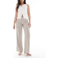 Bershka Beige Byxor Bershka Figursydda Byxor Med Vida Ben - Beige