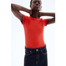 H&M Ribbestrikket T-shirt i Modalmiks - Rød