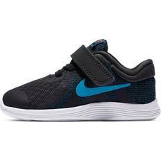 Nike Revolution 4 - Black/White