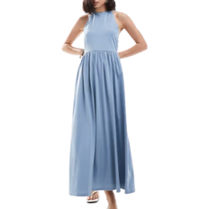 ASOS DESIGN Langes Neckholder-Sommerkleid in verblasstem Blau mit tiefem Rückenausschnitt