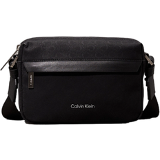 Calvin Klein Axelremsväska