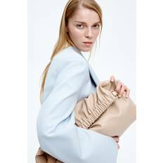 Beige Kuvertväskor H&M Coatad Clutch - Beige