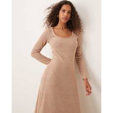 ASOS DESIGN Fluffig Midiklänning Med Djup Halsringning - Beige