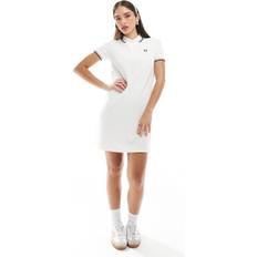 Fred Perry Klänningar Fred Perry Ljusrosa Pikéklänning Med Två Kantränder - Naturlig