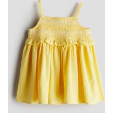 Återvunna material Klänningar H&M Gul Smockad Klänning -