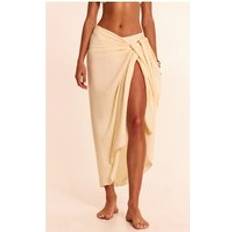 Gula Saronger & Kimonos PrettyLittleThing Butter Yellow Floaty Woven Rectangle Sarong