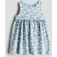 Återvunna material Klänningar Barnkläder H&M Baby Mönstrad Denimklänning - Denimblå/Cinnamoroll