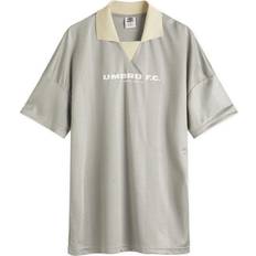 Umbro Silverfärgad T-Shirt I Jersey Och Fotbollsstil