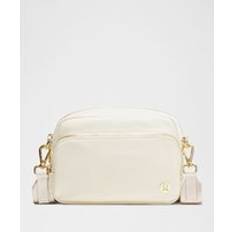 Lululemon Handväskor Lululemon Everywhere Crossbody-Tasche 2 L Metallbeschläge - Light Ivory/Gold