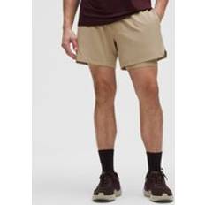 Lululemon Mile Maker Run Crew Shorts mit Liner aus Stoff - Sheer Oak