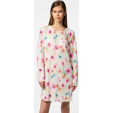 Korte kjoler - Orange Pieces Pcamber LS Short Dress - Bright White/Blurry
