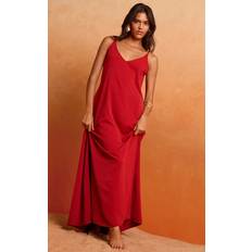 PrettyLittleThing Floaty Woven Low Back Maxi Dress - Deep Red