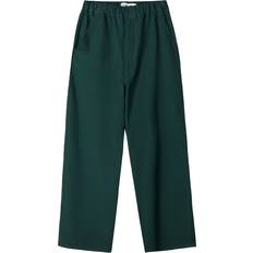 Bershka Gröna Byxor & Shorts Bershka Veckade Mjukisbyxor Baggy Stil - Grön