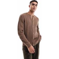 Rundringad Koftor ASOS DESIGN Kabelstickad Kofta Med Rund Halsringning - Brun