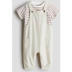 Bebisar Övriga sets H&M Baby 2-Delat Set Med Hängselbyxa Och T-shirt - Beige/Rödrandig