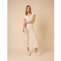 Blomstrede Jeans Nobody's Child Cropped Denimjeans Med Vide Ben Og Hvidt Blomstermønster