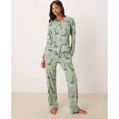 Gröna Pyjamasar Chelsea Peers Giraffmönstrad Pyjamas Med Skjorta Långa Ärmar Platt Krage - Grön