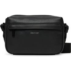 Calvin Klein Axelremsväskor Calvin Klein Axelremsväska - Must