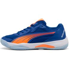 Unisex - Återvunna material Racketsportskor Puma Nova Court Momo González Padel Shoes - Vivid Blue/Heat Fire/White