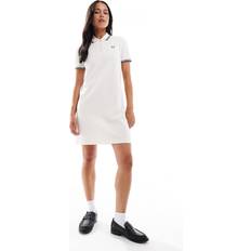 Fred Perry Klänningar Fred Perry Ljust Persikofärgad Klänning Med Kantrand - Orange
