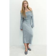 H&M Ljusgråmelerad Finstickad Off Shoulder Klänning