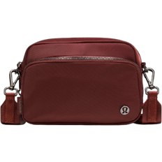 Lululemon Everywhere Crossbody Tasche 2 l Metallbeschläge - Rockwood Gunmetal