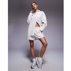 Nike Stribede Skjorter Nike Grå Og Hvidstribet Poplin Skjorte - Grå
