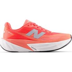 Dam - Röda Löparskor New Balance FuelCell Rebel v5 W - Urgent Red/103 White/Silver Metallic