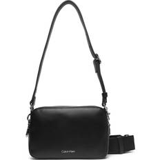 Calvin Klein Dame Tasker Calvin Klein Convertible 2-Strap Crossbody Camera Bag - Black