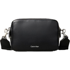 Calvin Klein Axelremsväska Convertible 2-Strap Crossbody Camera Bag - Black