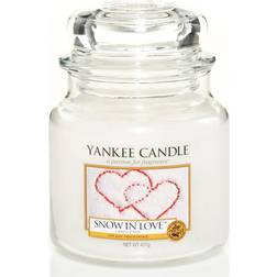 Yankee Candle Snow In Love Medium Scented Candle 411g