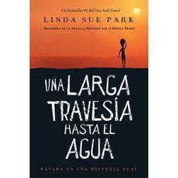 Una larga travesia hasta el agua: Basada en una historia... (Inbunden, 2020)