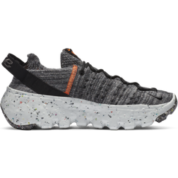 NIKE Space Hippie 04 W - Iron Grey/Svart/Hyper Crimson/Photon Dust