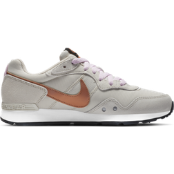 Nike Venture Runner W - Light Orewood Brown/Light Arctic Pink/Black/Metallic Copper