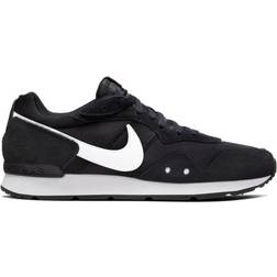 NIKE Venture Runner M - Black/Black/White