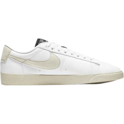 Nike Blazer Low SE W - White/Black/Light Bone/White