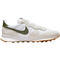 NIKE Internationalist W - White/Summit White/Gum Light Brown/Rough Green