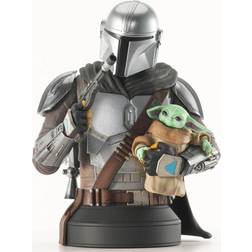 Diamond Select Toys Star Wars The Mandalorian with Grogu