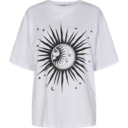 NA-KD – t-shirt med sol- och månetryck-Vit/a