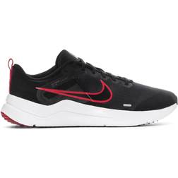 NIKE Downshifter 12 M - Black/White/Dark Smoke Grey/Light Smoke Grey/Iron Grey/University Red