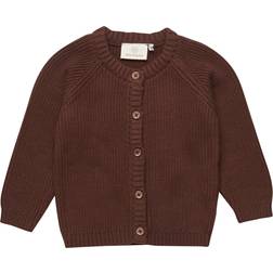 En Fant Cardigan, strikket Chestnut