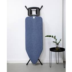 Brabantia 134524 Table à repasser C, 124x45 cm Repose fer vapeur solide, piétement 25mm cadre noir, housse Denim Blue Bleu