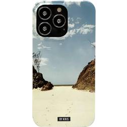 BY KRIS IPHONE 13 PRO BAGCOVER SANDY BEACH ➞ På lager klar til levering