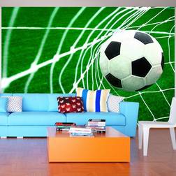 Artgeist Sport fototapet med motiv av fotboll i fotbollsmål på gräs (flera storlekar) 400x280