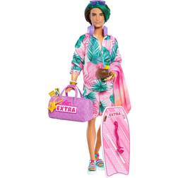 Barbie Ken-resedocka med strandmode, Extra Fly, tropiska kläder med boogiebräda och duffelväska, HNP86