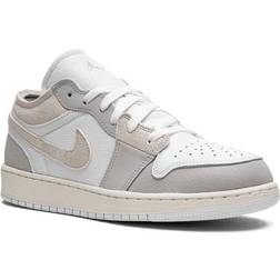 NIKE Air Jordan 1 Low SE GS - TTech Grey/Light Orewood Brown/White/Sail