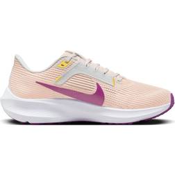 NIKE Pegasus 40 W - Guava Ice/Amber Brown/Photon Dust/Vivid Purple