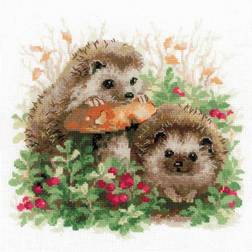 Riolis Riolis cross stitch kit hedgehog in lingonberries 1469