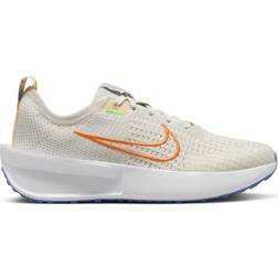 Nike Interact Run W - Light Bone/Sail/Ice Peach/Bright Mandarin