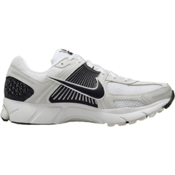 NIKE Zoom Vomero 5 M - White/Platinum Tint/Metallic Platinum/Black